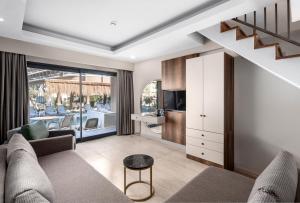 een woonkamer met een bank en een tafel bij Arsuz Jumanah Hotel in Arsuz