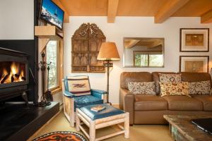 uma sala de estar com um sofá e uma lareira em RMR: La Choumine 2 Condo in Teton Village em Teton Village