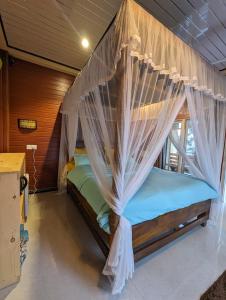 Postel nebo postele na pokoji v ubytování Hidden Highest EllA