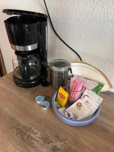 eine Kaffeemaschine auf einem Holztisch in der Unterkunft Marina et plage à vos pieds in Sète