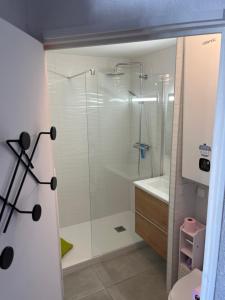 ein Badezimmer mit Dusche, Toilette und Waschbecken in der Unterkunft Marina et plage à vos pieds in Sète + 6 Fotos