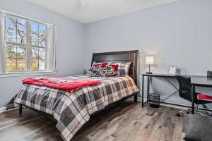 a bedroom with a bed and a desk at Woodstone Retreat right next to UGA golf course in Athens