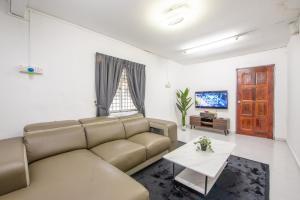 TV a/nebo společenská místnost v ubytování PD Corner Lot 5R3BR 16pax Pool Homestay 5min to Beach