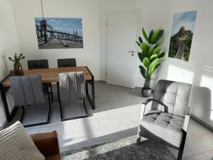 グローナウにあるISL Hotelのダイニングテーブルと椅子のあるリビングルーム