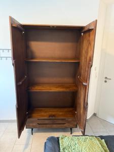 グローナウにあるISL Hotelの木造のキャビネット