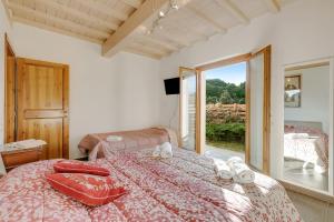 Ένα ή περισσότερα κρεβάτια σε δωμάτιο στο Lovely Home Margherita Private Pool&Green - Happy Rentals