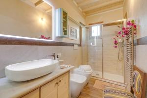 Ένα μπάνιο στο Lovely Home Margherita Private Pool&Green - Happy Rentals