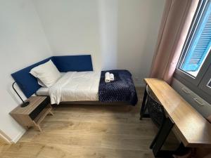 Monaco Villa BRIGITTE Terrasse في بوسولاي: غرفة نوم صغيرة بها سرير ومكتب