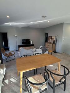 Χώρος καθιστικού στο Quite and large 2 bedroom - Sleeps 6 - 2 bathrooms