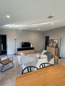 Μια τηλεόραση ή/και κέντρο ψυχαγωγίας στο Quite and large 2 bedroom - Sleeps 6 - 2 bathrooms