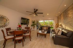 TV/trung tâm giải trí tại Del Mar 4M 3 bdr Garden View in Los Suenos