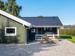 een huis met een picknicktafel ervoor bij 8 person holiday home in Sydals-By Traum in Skovmose +55 foto's