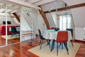 a dining room with a table and chairs at Appartement Aiguillon in Le Croisic +17 photos
