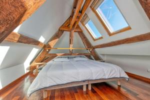 a bedroom with a bed in the attic at Appartement Aiguillon in Le Croisic