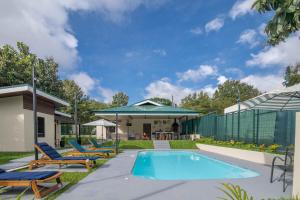 ein Schwimmbad mit Liegestühlen und ein Haus in der Unterkunft Casa do Mar in Cebadilla