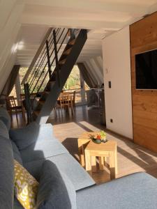 una sala de estar con un sofá y una mesa en Nurdachhaus Sauerland, en Oberhundem