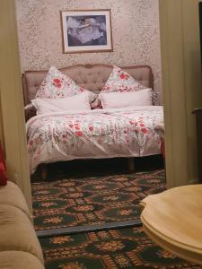 a bed with pillows on it in a room at Die Kleine Ferienwohnung in Schneverdingen