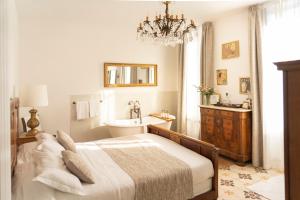 a bedroom with a bed and a bathroom with a sink at U Fiordalisu in Bastelica