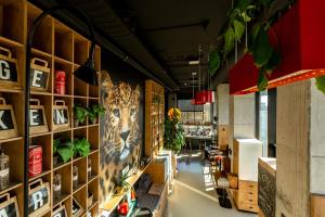 um restaurante com um quadro de leopardo na parede em Leonardo Hotel Groningen Stadspark em Groningen