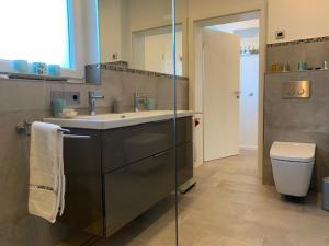 Koupelna v ubytování Erstklasssige moderne Apartwohnung 85 qm mit Terrasse und Garten
