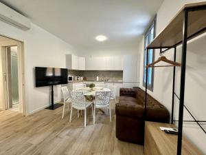 eine Küche und ein Wohnzimmer mit Tisch und Stühlen in der Unterkunft Monaco Villa BRIGITTE Terrasse in Beausoleil