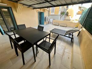 Monaco Villa BRIGITTE Terrasse في بوسولاي: فناء على طاولتين وكراسي على شرفة +91 صورة