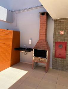 - un four en brique installé dans le coin d'une pièce dans l'établissement Flat Completo - Praia de Jatiuca, à Maceió