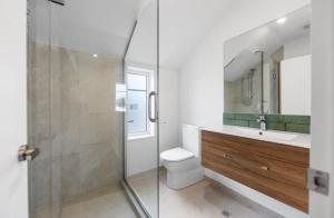 Ένα μπάνιο στο Modern Heritage 2BR Home