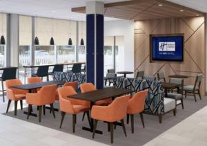 Χώρος καθιστικού στο Holiday Inn Express & Suites New Bern Medical Park by IHG