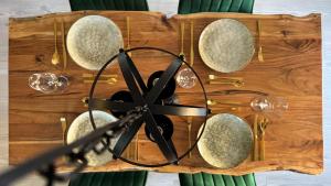 ein hölzernes Schneidebrett mit Brille und Beleuchtung in der Unterkunft Alpendomizil Haberspitz in Marquartstein