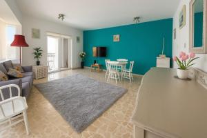 una sala de estar con un sofá y una mesa en Seaview Cozy Stay in a Prime Sliema Location 6S, en Sliema