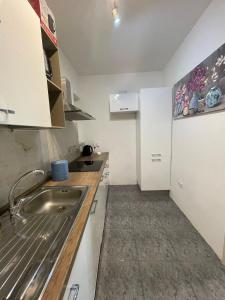 una cocina con fregadero y encimera en Seaview Cozy Stay in a Prime Sliema Location 6S, en Sliema