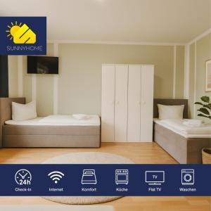 ein Schlafzimmer mit zwei Betten und einem Schrank in der Unterkunft SUNNYHOME Monteurwohnungen und Apartments in Weiden in Weiden