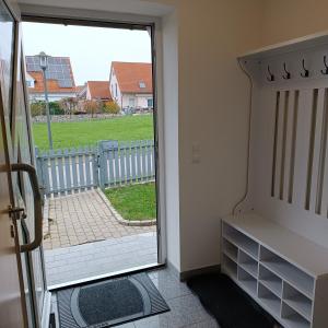 una puerta a un balcón con vistas a un patio en Domus Limes, RuheOase am Schloss, en Ellingen
