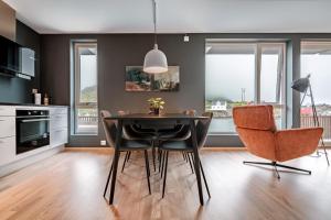 バルスタにあるSeaside apartment in Ballstadのキッチン(ダイニングルームテーブル、椅子付) +15枚の写真