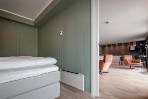 バルスタにあるSeaside apartment in Ballstadのベッドとダイニングルームのある寝室