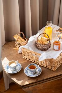 een tafel met manden brood en kopjes koffie bij U Fiordalisu in Bastelica