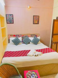 Postel nebo postele na pokoji v ubytování Hotel Neem Haveli