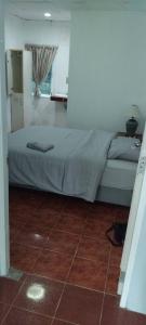 ein Schlafzimmer mit einem Bett und einem Fliesenboden in der Unterkunft GreeneryHouseKrabi52 in Ban Chong Phli