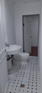 ein weißes Badezimmer mit Toilette und Waschbecken in der Unterkunft GreeneryHouseKrabi52 in Ban Chong Phli