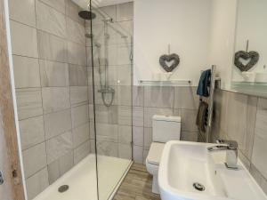 Koupelna v ubytování Tri Raglan Mawr + 14 fotografií