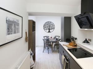 a kitchen and dining room with a dining table at Tri Raglan Bach in Beaumaris