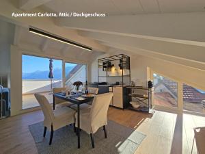 a dining room and kitchen with a table and chairs at Casa Montebello in Bellagio