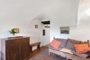 BerziA Panoramic Retreat - Unità 5的客厅里有一张沙发和一张桌子。