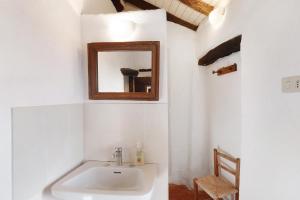 BerziA Panoramic Retreat - Unità 5的浴室里有洗手池和镜子 更多27张照片