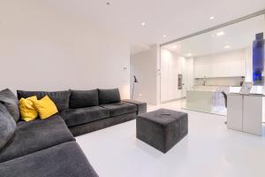 a living room with a couch and a table at Apartamento Bilbo in Bilbao