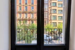 a window with a view of a building at Apartamento Bilbo in Bilbao