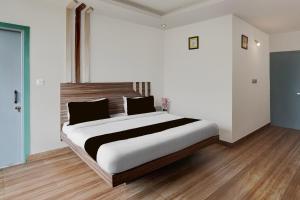 a bedroom with a large bed in a room at Super Collection O Vaishno Devi Temple Formerly Hotel The Leaf in Katra