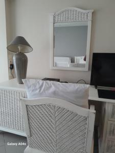 TV a/nebo společenská místnost v ubytování Résidence Vieille tour beach front senior access