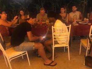 eine Gruppe von Menschen, die an einem Tisch sitzen in der Unterkunft Bee Lucky Homestay in Haiphong